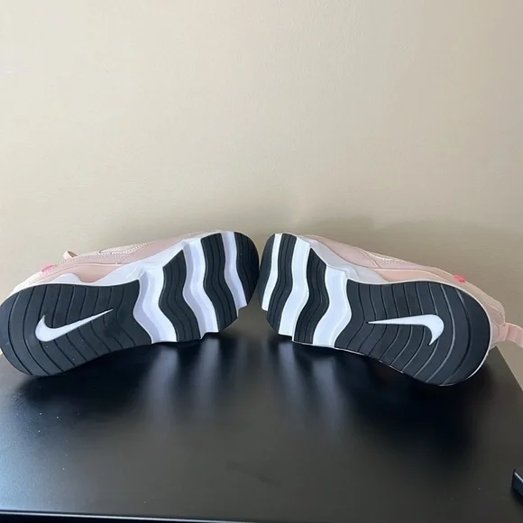 Nike shoes - Picture 7 of 8